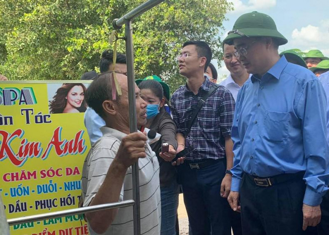 Bí thư Nguyễn Thiện Nhân đang trao đổi với người dân ở&nbsp; ấp 4, xã Vĩnh Lộc A, huyện Bình Chánh: Ảnh: VIỆT HOA&nbsp;