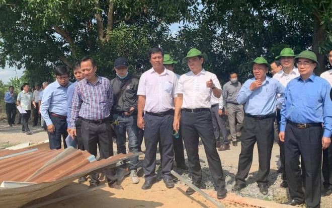 Bí thư Nguyễn Thiện Nhân và Phó bí thư Thường trực Thành ủy Trần Lưu Quang tại buổi thị sát sáng nay. Ảnh: VIỆT HOA&nbsp;