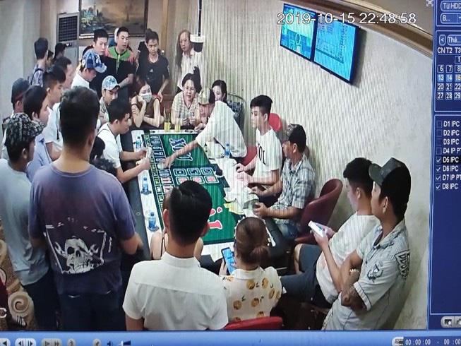 Nhóm người lắc tài xỉu bên trong OV Club, trước khi bị công an triệt phá