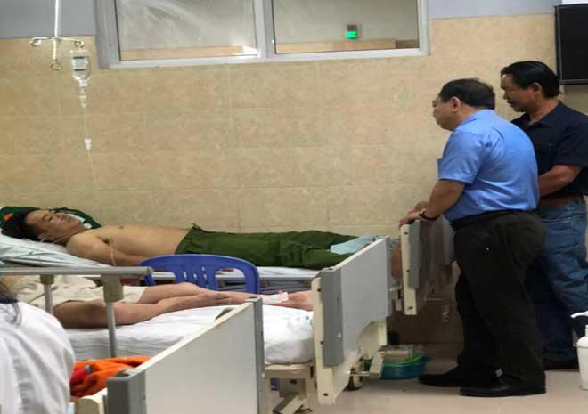 Đại tá Lê Quang Nhân, Phó giám đốc Công an tỉnh đến thăm hỏi sức khoẻ&nbsp;Thượng uý Lê Mạnh Linh.
