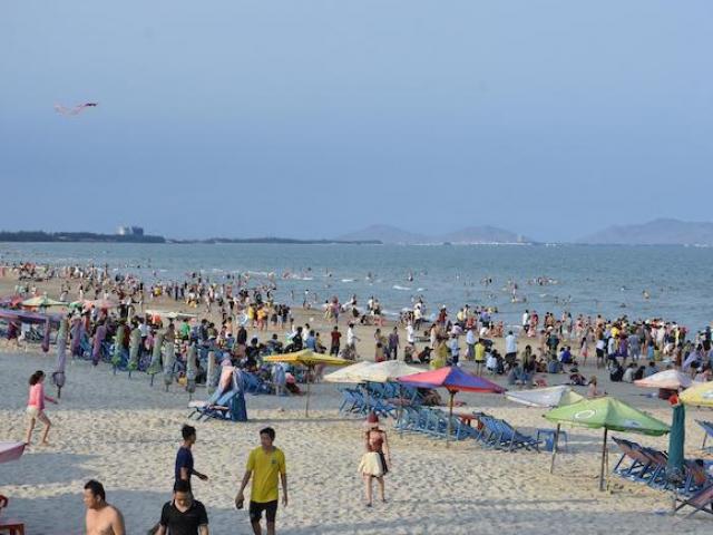 Du lịch - Du khách nườm nượp về biển Vũng Tàu giải nóng mùa hè