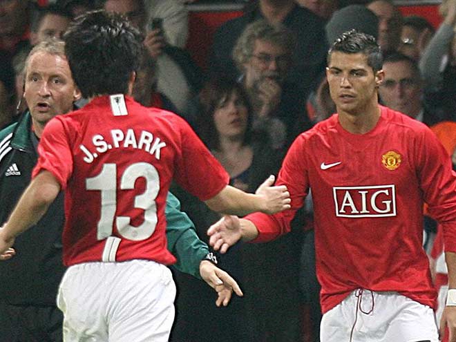 Park Ji-Sung và Cristiano Ronaldo trong màu áo MU