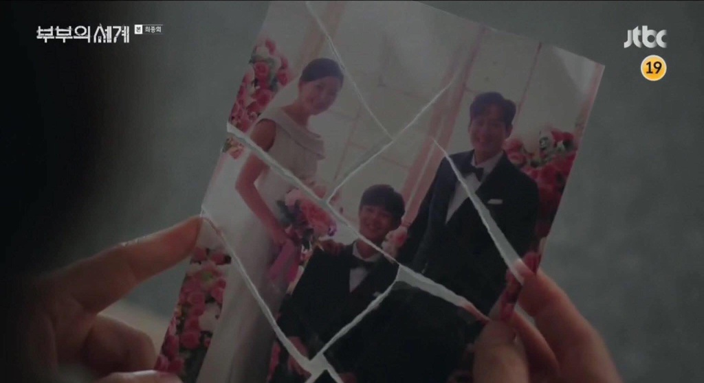 Tấm hình gia đình từng bị Sun Woo xé đi, bỗng nhiên được nối lại và gửi đến cho cô,&nbsp;chứng minh việc chồng cũ vẫn đang theo dõi