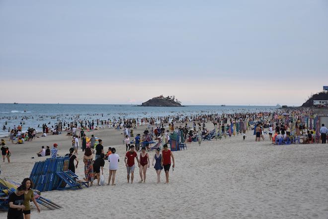 Theo các thợ chụp hình, lượng khách hiện tại dù đông nhưng chỉ bằng 1/3 so với trước kia.