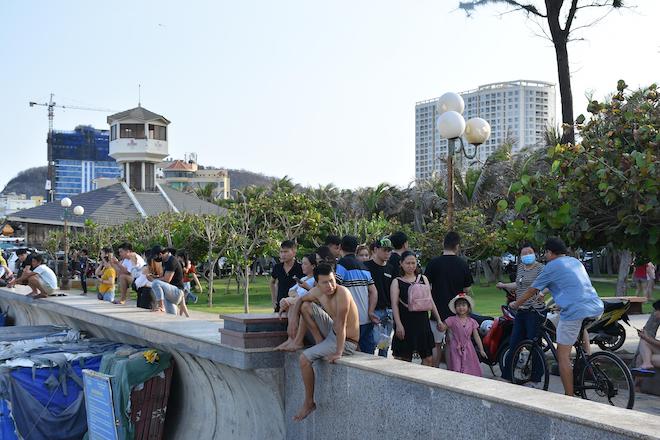 Du khách vui chơi ở Bãi Trước của biển Vũng Tàu vào lúc giữa trưa.