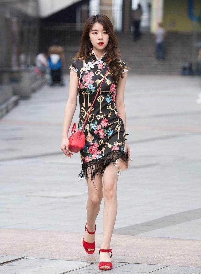 Phụ nữ Trung Quốc mê mặc xường xám xuống phố, không thiếu người vô duyên - 6
