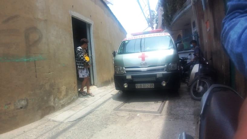  Xe cứu thương có mặt đưa thi thể nạn nhân về nhà xác