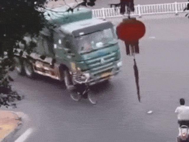Thế giới xe - SỐC: Lái xe đạp sang đường bị xe tải cuốn chui vào gầm