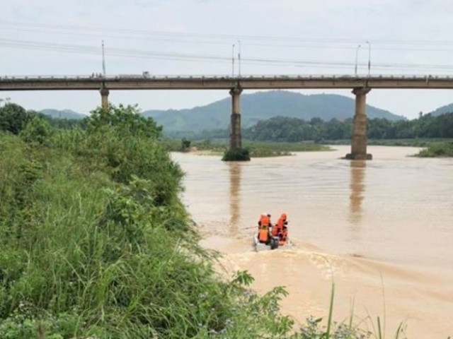 Pháp luật - Từ tấm giấy "chúc bố mẹ hạnh phúc", tìm được thi thể dưới sông