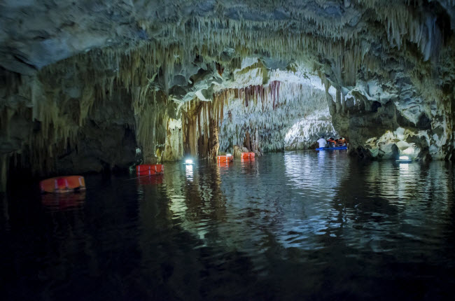 Diros, Hi Lạp: Hang động này được phát hiện vào năm 1958, với nhiều măng đá và nhũ đá tuyệt đẹp. Du khách có thể chèo thuyền để khám phá bên trong hang động.
