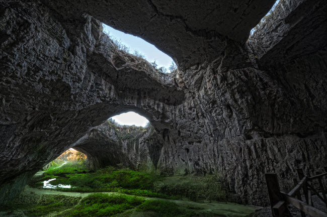 Devetashka, Bulgaria: Hang động khổng lồ ở Bulgaria từng là nơi sinh sống của hàng nghìn người. Ngày nay, nơi đây trở thành nhà của khoảng 30.000 con dơi. Đỉnh của hang động có 7 giếng trời giúp ánh sáng có thể chiếu xuống bên trong.
