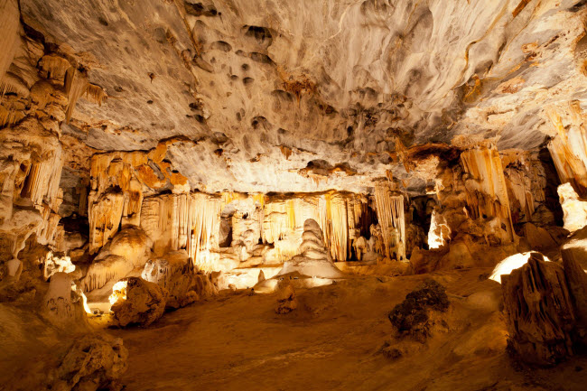 Cango, Nam Phi: Cango là hệ thống hang động lớn nhất châu Phi. Nó được một người nông dân địa phương phát hiện vào năm 1780 ở Oudtshoorn, Nam Phi.

