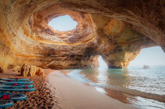 Benagil, Bồ Đào Nha: Dòng hải lưu ngoài bờ biển Algarve rất mạnh, nên nhiều du khách chèo ván hay đi thuyền để khám phá hang động Benagil thay vì bơi để tránh nguy hiểm.
