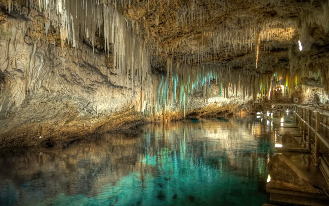 Crystal, Bermuda: Hang động Crystal là một trong những kỳ quan thiên nhiên nổi tiếng nhất ở Bermuda. Nó được hình thành trong kỷ Băng hà và hồ thông với biển bên ngoài.
