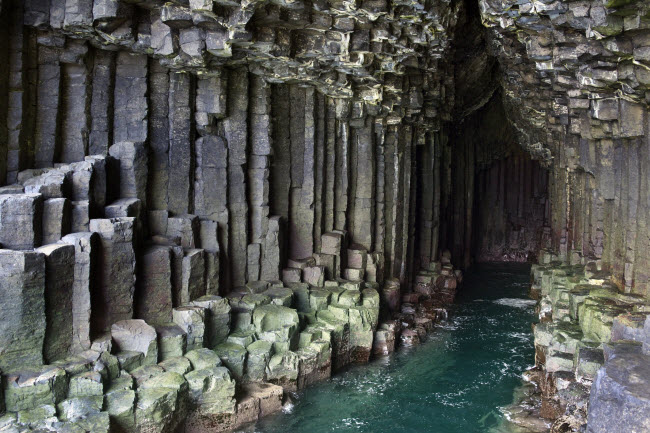 Fingal's, Scotland: Điểm độc đáo nhất của hang động Fingal's là các cột đá hình lục giác trên vách. Chúng tạo nên một lối đi, giúp du khách dễ dàng khám phá bên trong hang động.
