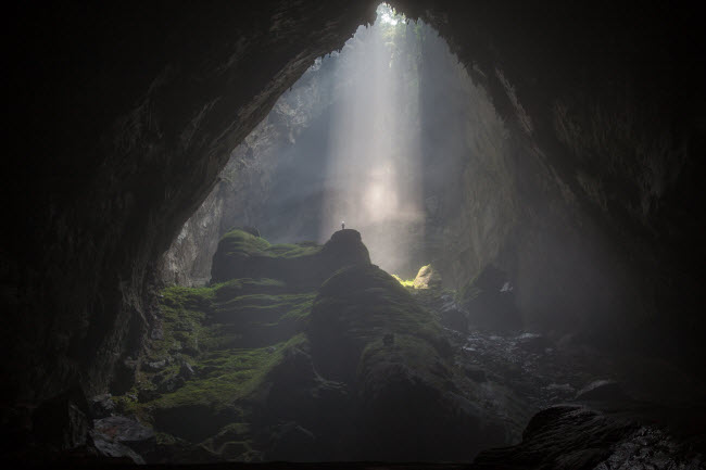Sơn Đoòng, Việt Nam: Nằm trong vườn quốc gia Phong Nha-Kẻ Bàng ở Việt Nam, Sơn Đoòng là hang động lớn nhất thế giới. Nó được hình thành cách đây 5 triệu năm do quá trình nước sông ăn mòn đá vôi dưới ngọn núi.
