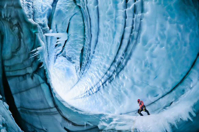 Langjokull, Iceland: Hang động băng khổng lồ trông như một con sóng, được hình thành từ suối nước nóng dưới dòng sông băng.
