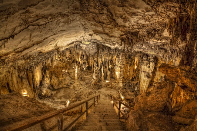 Arta, Tây Ban Nha: Các măng đá khổng lồ trên trần của hang động ở Mallorca tạo nên các cấu trúc đá trông giống như thánh đường.
