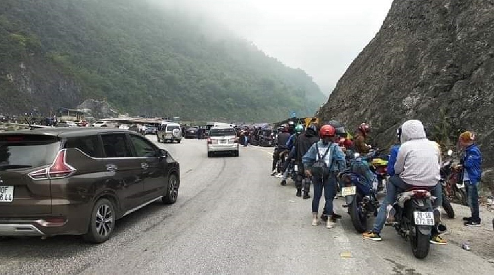 Hàng trăm phượt thủ vô tư tụ tập ngay khúc cua đèo Thung Khe (Hòa Bình) khiến nhiều xe ô tô di chuyển qua nơm nớp nỗi lo va chạm