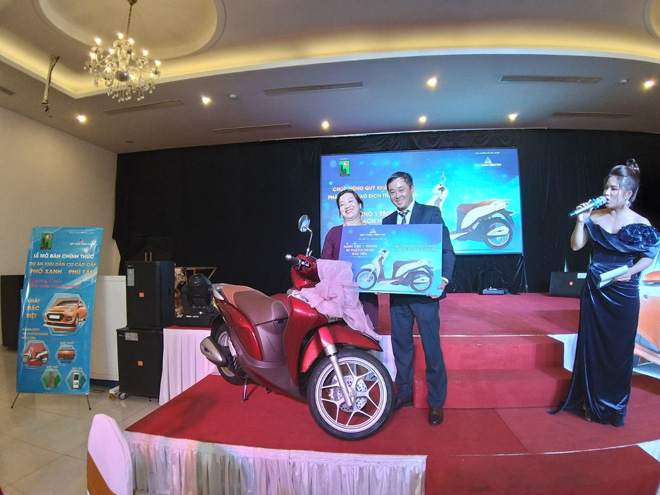 Đại diện CĐT dự án Phố Xanh trao giải thưởng đặc biệt - Chiếc SH Mode 2020 đến KH may mắn của sự kiện