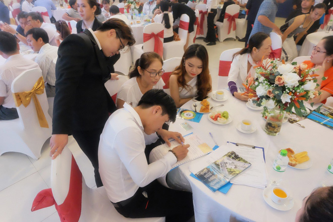 Không khí sôi động của khán phòng khi 100% giỏ hàng được giao dịch thành công