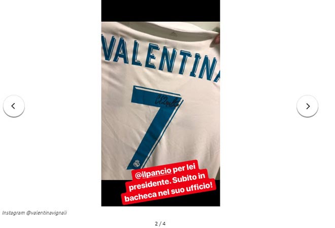 Chiếc áo số 7 Real được in tên của người đẹp và có chữ ký tươi của Ronaldo
