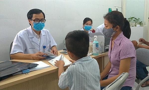 PGS.TS Đồng Văn Hệ, Phó giám đốc Bệnh viện Hữu Nghị Việt Đức đang khám bệnh cho trẻ. Ảnh: Quỳnh Hoa