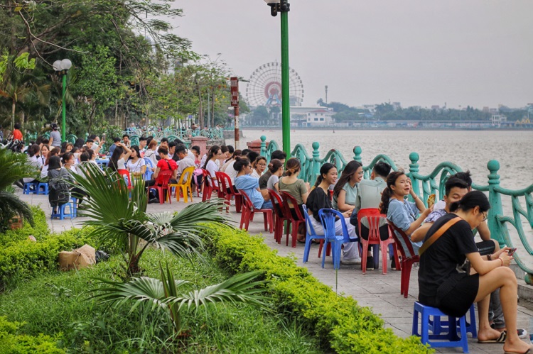 Cứ đến chiều tối, hàng quán ven hồ Tây lại chật kín người do người dân đổ xô đi ngắm hoàng hôn, hóng gió đầu hè