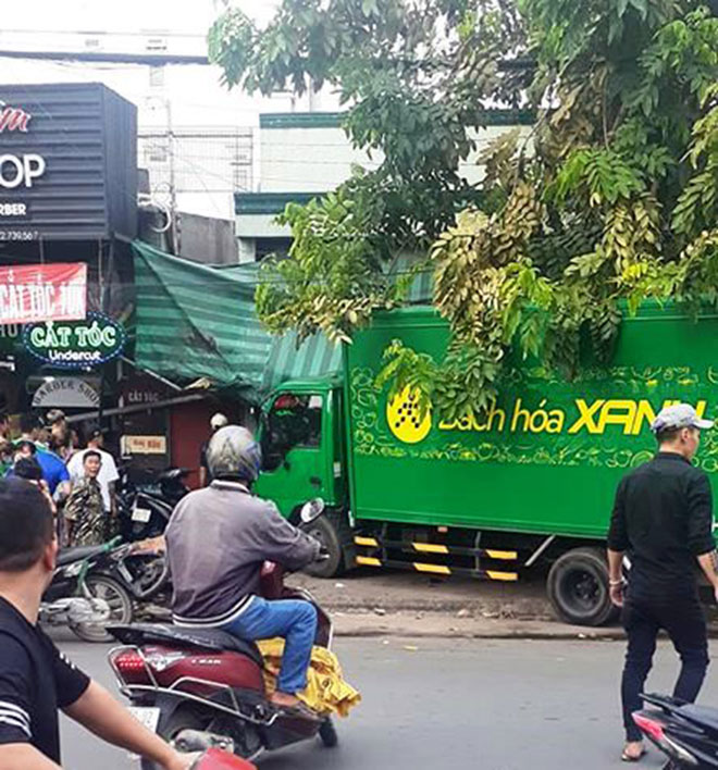 Sau va chạm với ô tô và xe máy, xe tải Bách Hóa Xanh lao lên vỉa hè tông nhiều bảng hiệu ở đây