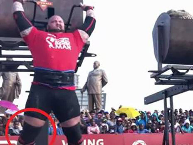 Thể thao - Lực sỹ khỏe nhất thế giới bị đối thủ truyền kiếp phản đòn