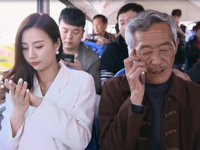 Video Clip Cười - Nỗi khổ của người già mỗi lần đi xe buýt