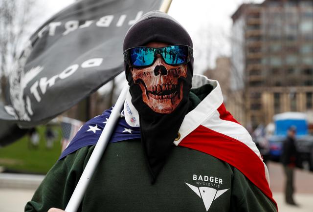 Một người biểu tình ở Mỹ trong dịch Covid-19. Ảnh: Reuters