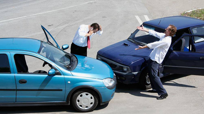 Người lái xe ở Anh chỉ có giấy phép lái xe số tự động sẽ phải đóng phí bảo hiểm cao hơn người lái xe có bằng lái tất cả các loại hộp số. Ảnh minh họa