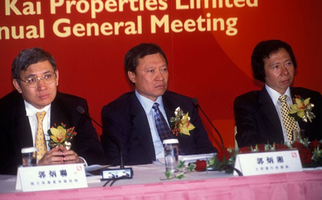 Người cùng thừa hưởng khối tài sản kếch xù từ cha cùng Jonathan là Geoffrey Kwok. Cuối năm 2018, Geoffrey tham gia hội đồng quản trị của  Sun Hung Kai Properties, quản lý khách sạn và các căn hộ cho thuê ở Hong Kong (Trung Quốc) và đại lục.
