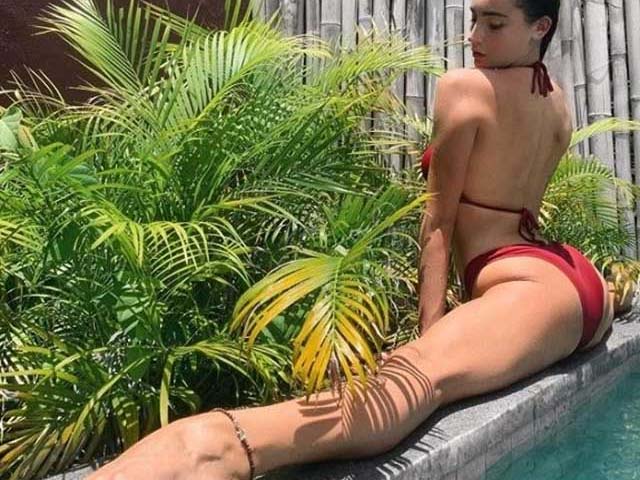 Làm đẹp - Mỹ nhân Nga có cặp giò "dài gần nhất thế gian", hot nhờ lấy chân đóng cốp xe