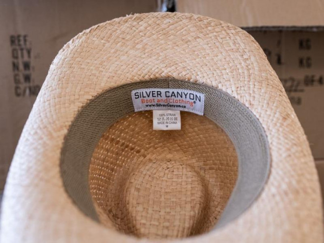 Một chiếc nón cao bồi có dòng chữ "Made in China"&nbsp; (sản xuất tại Trung Quốc) được bán tại một cửa hàng ở thành phố Seattle, bang Washington, Mỹ. Ảnh: BLOOMBERG