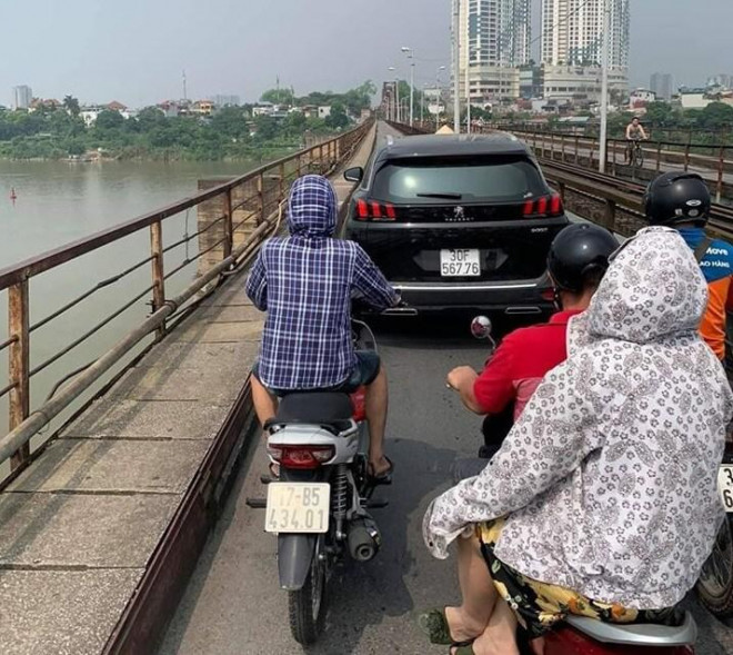 Chiếc ô tô 5 chỗ lưu thông gây ùn tắc trên cầu Long Biên chiều nay (19/5)