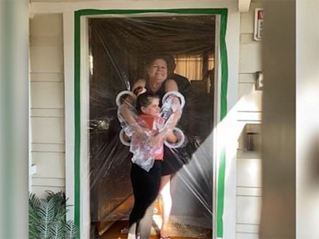 Bạn trẻ - Cuộc sống - Cô bé 10 tuổi tạo ra "tấm màn ôm" để ôm ông bà trong dịch COVID-19