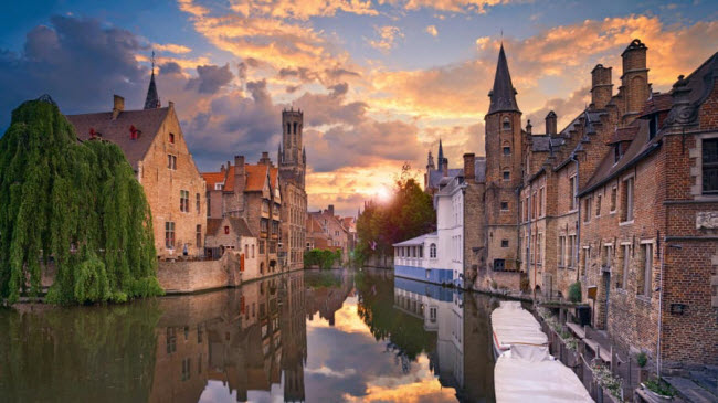 Bruges, Bỉ: Đường phố cổ kính và các dòng kênh tạo nên vẻ đẹp quyến rũ cho thành phố Bruges. Quảng trưởng chính của thành phố là địa điểm lý tưởng dành cho du khách thưởng thức bia hảo hạng ở đây.
