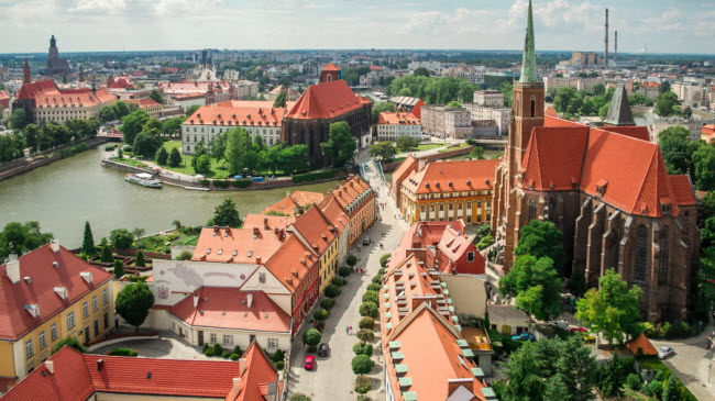 Wrocław, Ba Lan: Krakow và Warsaw là hai thành phố nổi tiếng nhất ở Ba Lan, nhưng Wrocław ấn tượng hơn với các công trình kiến trúc cổ kính mang đậm văn hóa truyền thống địa phương.
