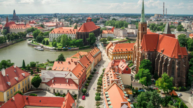 Wrocław, Ba Lan:&nbsp;Krakow và Warsaw là hai thành phố nổi tiếng nhất ở Ba Lan, nhưng Wrocław ấn tượng hơn với các công trình kiến trúc cổ kính mang đậm văn hóa truyền thống địa phương.
