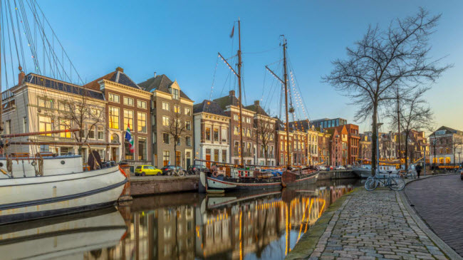 Groningen, Hà Lan:&nbsp;Groningen là điểm đến thay thế tuyệt vời, nếu du khách muốn tránh sự đông đúc ở thành phố Amsterdam. Nơi đây nổi tiếng với các con kênh và các tòa nhà cổ mang phong cách truyền thống của Hà Lan.
