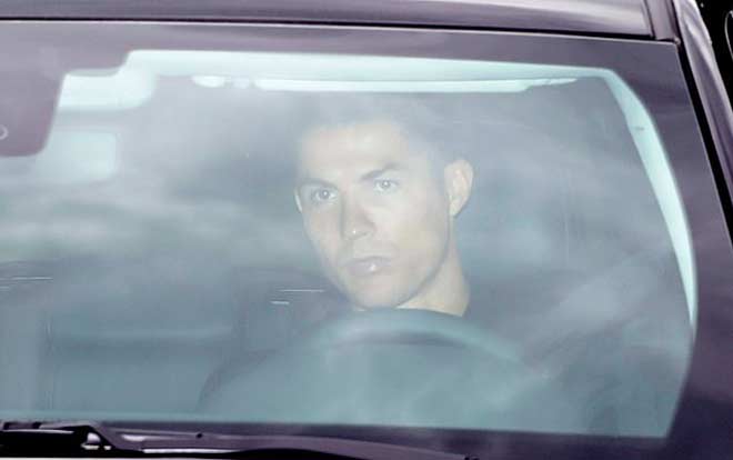 Ronaldo lái xe tới sân tập Juventus