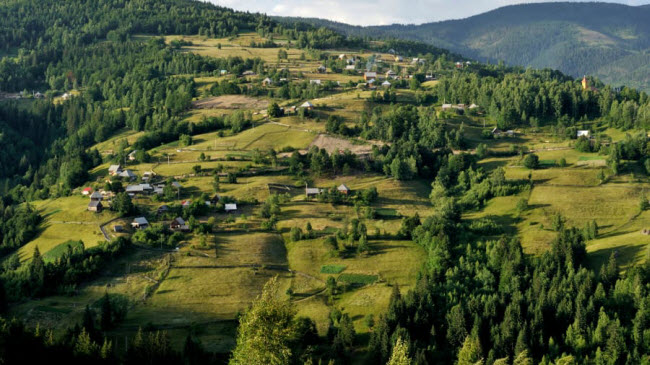 Dãy núi Apuseni, Romania: Nằm ở vùng Transylvania, dãy núi Apuseni có thời tiết mát mẻ và phong cảnh đẹp, rất lý tưởng cho các chuyến du lịch vào mùa hè.
