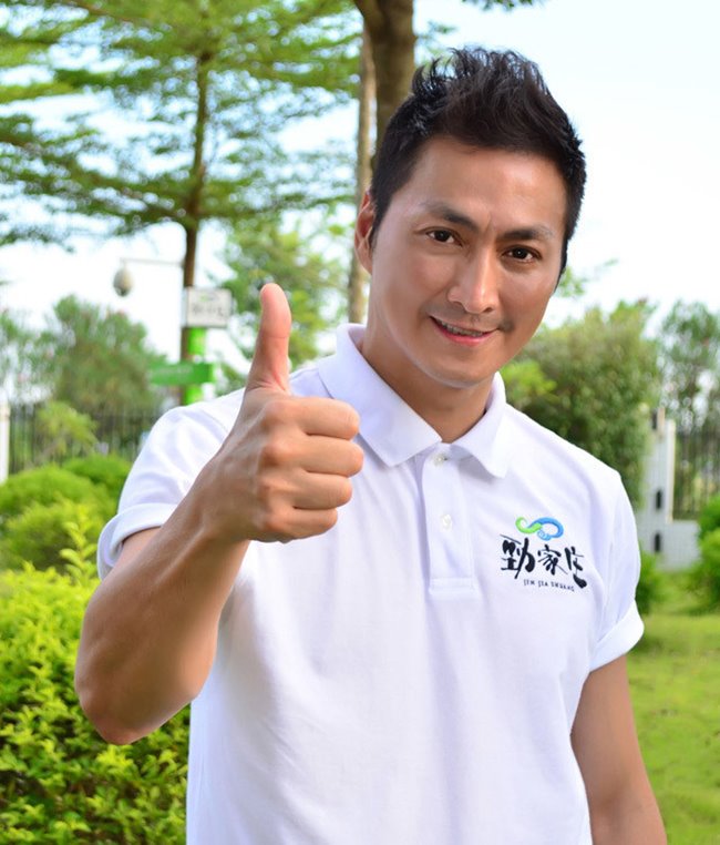 Giờ đây, chàng &#34;Ngự Miêu&#34; năm nào bước sang tuổi 61 tuổi, song Hà Gia Kính được nhận xét càng ngày càng phong độ với nhan sắc như bất chấp thời gian. Nam diễn viên tiết lộ để có được thân hình lý tưởng ở tuổi này, anh luôn nghiêm khắc với bản thân về chế độ sinh hoạt, giữ tinh thần lạc quan, đồng thời luyện khí công và ăn chay...
