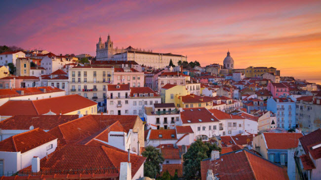 Lisbon, Bồ Đào Nha: Ngoài các công trình kiến trúc cổ kính, thành phố Lisbon đã trở thành một trung tâm ẩm thực trong những năm gần đây. Du khách có thể bắt gặp nhiều nhà hàng và quán bar dọc đường phố.
