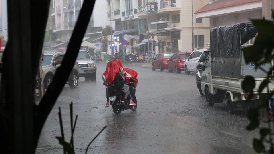 Cơn mưa như trút nước đổ xuống nhiều khu vực ở TP.HCM