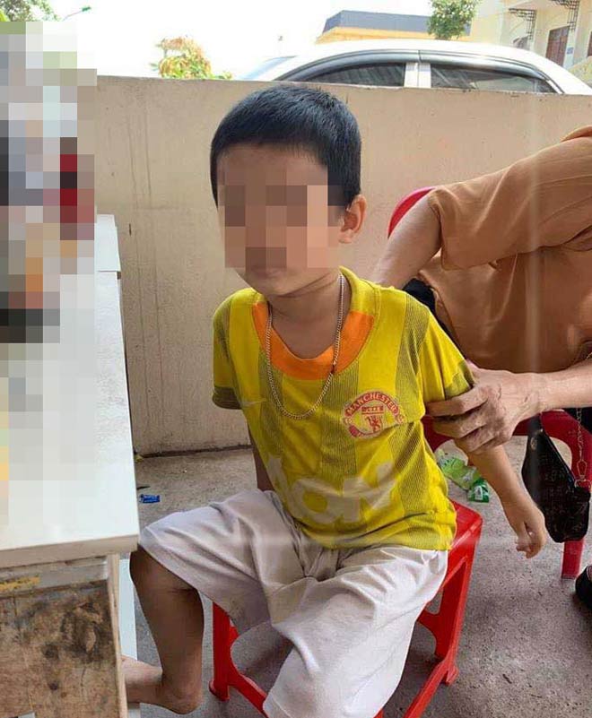 Bé trai bị bố bỏ rơi tại Toà án nhân dân tỉnh Bắc Giang.