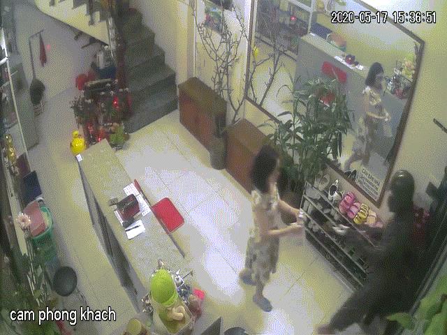 Pháp luật - Clip: Nữ chủ tiệm nail bị người đàn ông "đi đường quyền" thẳng vào mặt