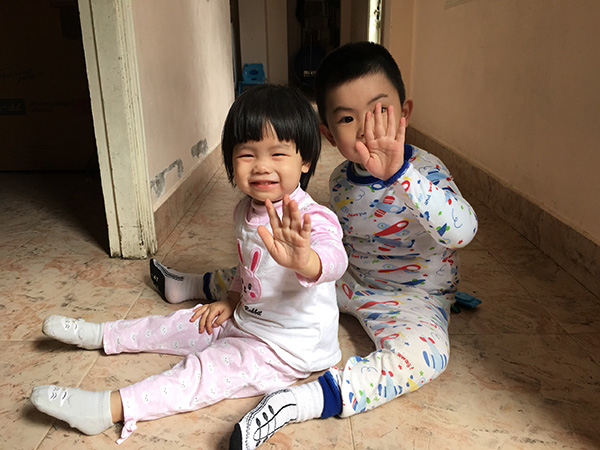 2 cô cậu từng khiến mẹ lao đao lên xuống vì ốm bệnh (Ảnh: NVCC)